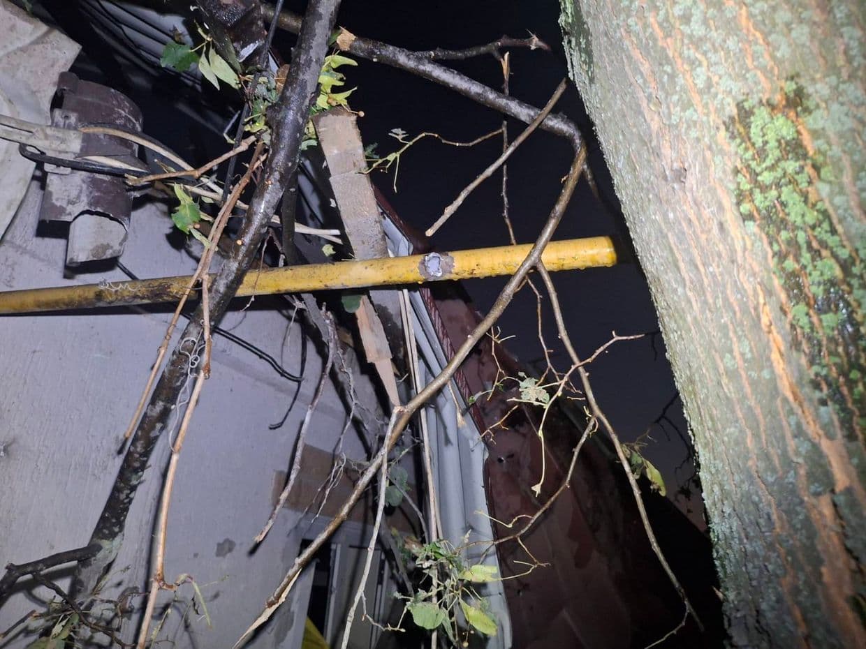 <em>Последствия российских обстрелов Славянска 28 августа 2025 года. Фото: Донецкоблгаз</em>