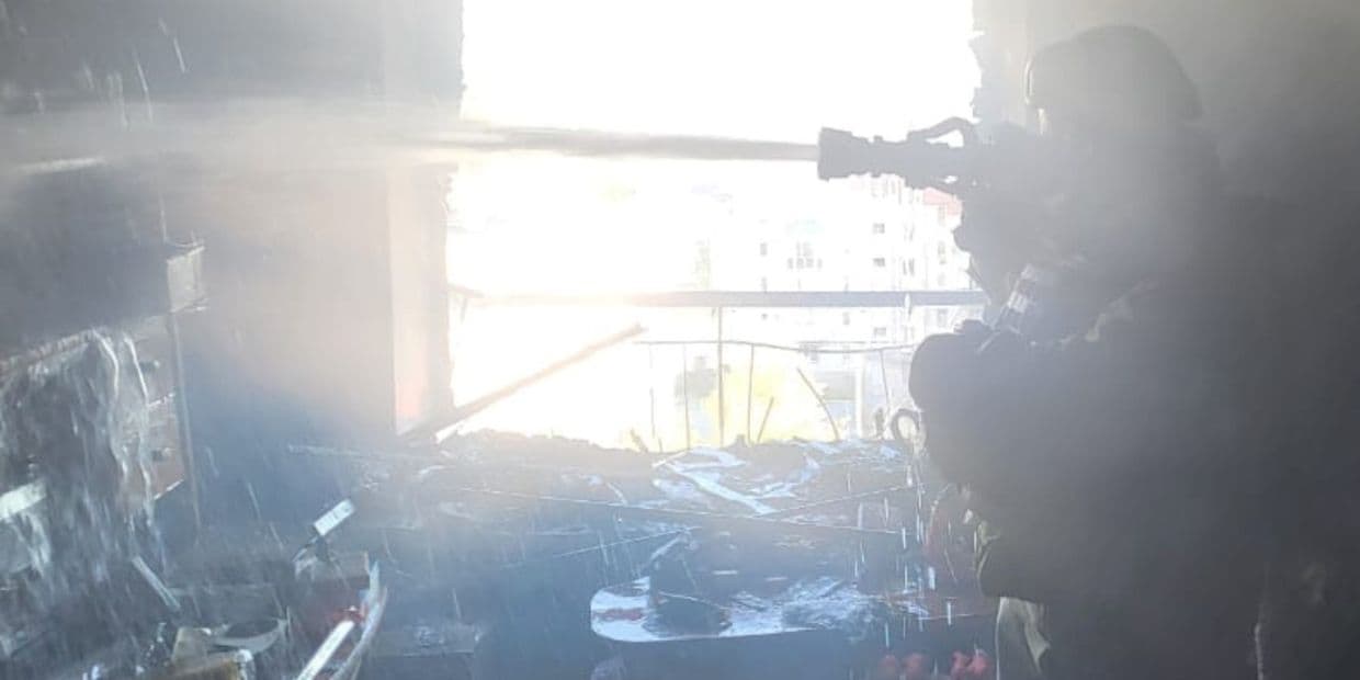 <em>Тушение пожара на 9-м этаже многоэтажки в Лимане, пострадавшей от атаки российских БпЛА 28 августа. Фото: ГСЧС Донетчины</em>