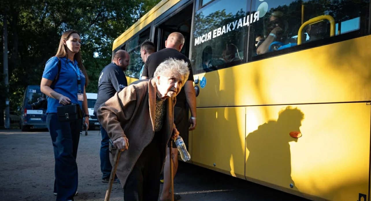 <em>Керівництво вирішує проблеми транзитного центру для евакуйованих у Павлограді. фото зі сторінок у Facebook Дениса Улютіна, Олексія Кулеби, Ірини Верещук, Євгена Капліна</em>