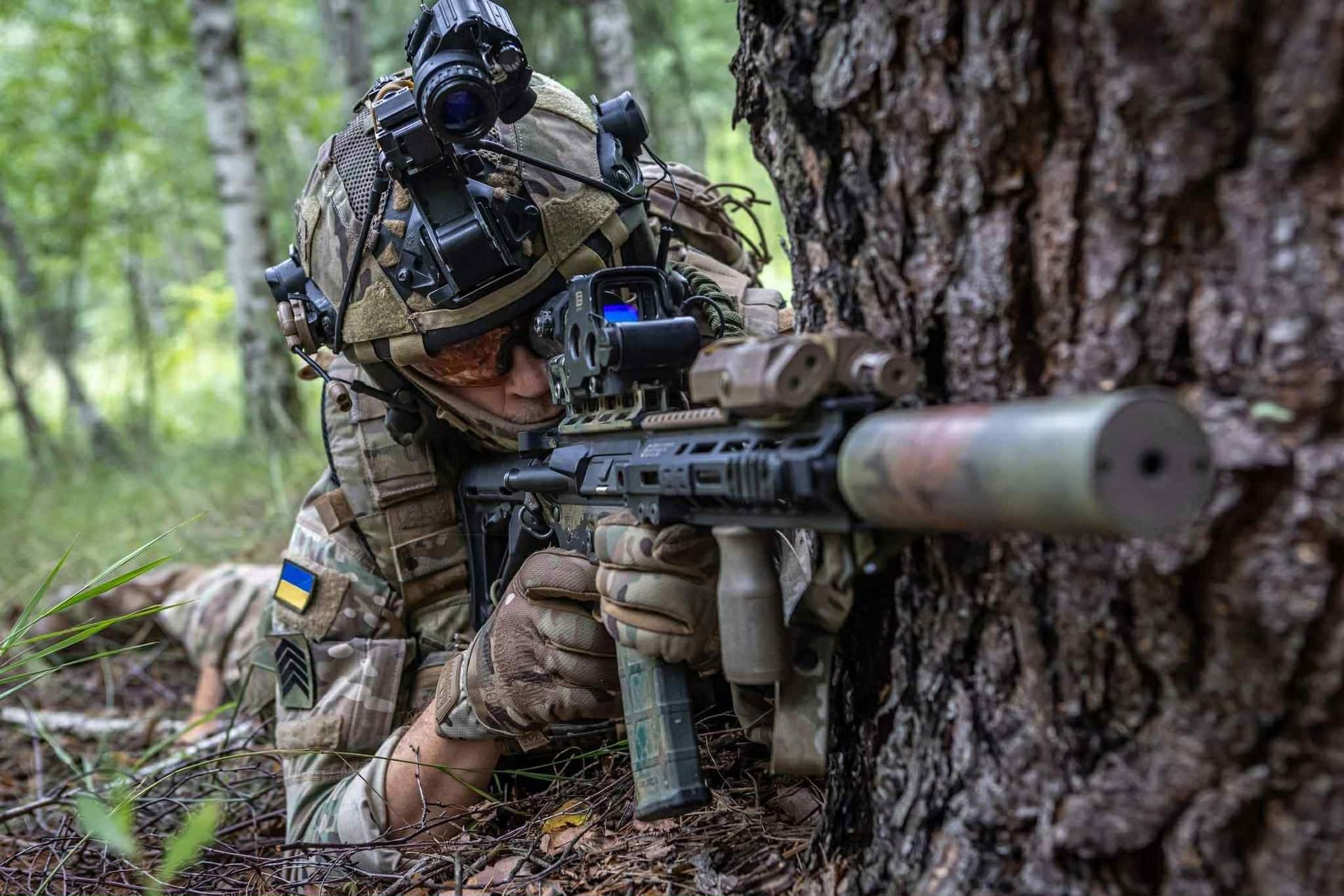 <em>фото зі сторінки Генштабу ЗСУ у Фейсбук. Військовий ЗСУ зі зброєю</em>