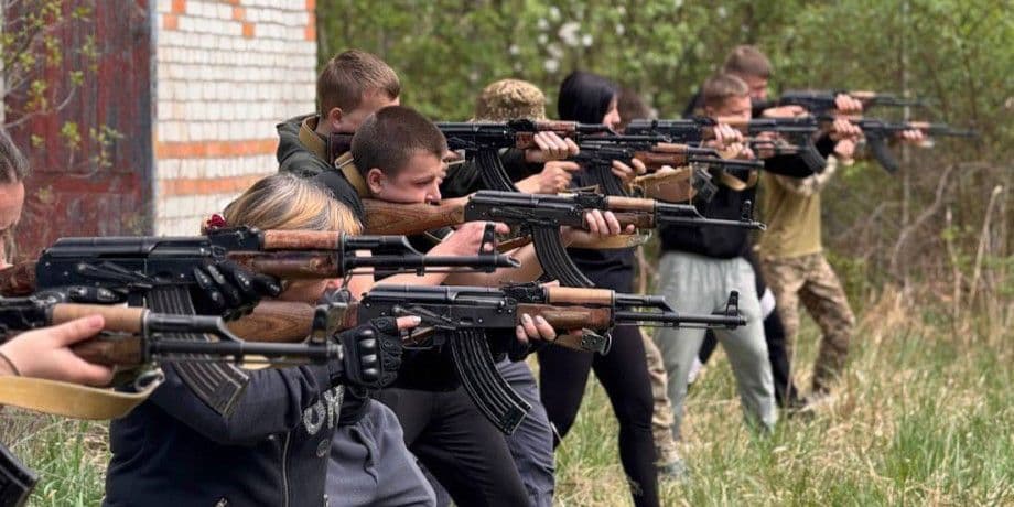 <em>Заняття з підготовки до національного спротиву. Фото: Шацька селищна рада</em>