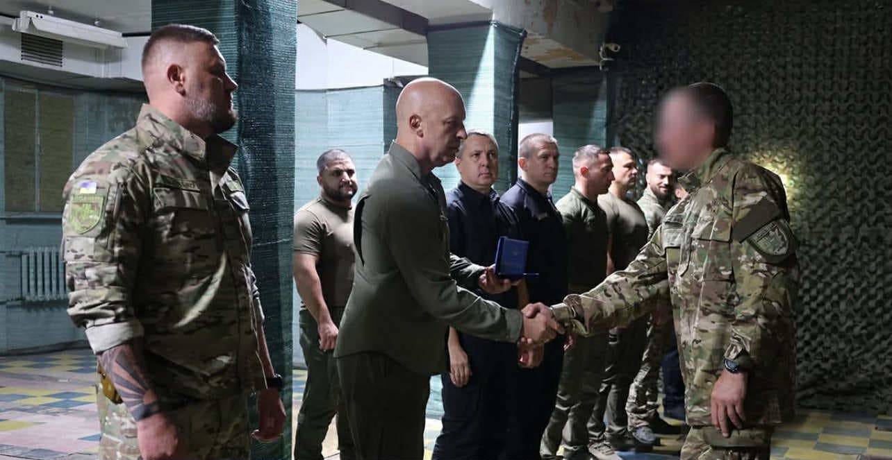 <em>фото: поліції Донеччини. Поліцейські отримали нагрудні знаки "Захисник Донеччини" та "Знак пошани"</em>