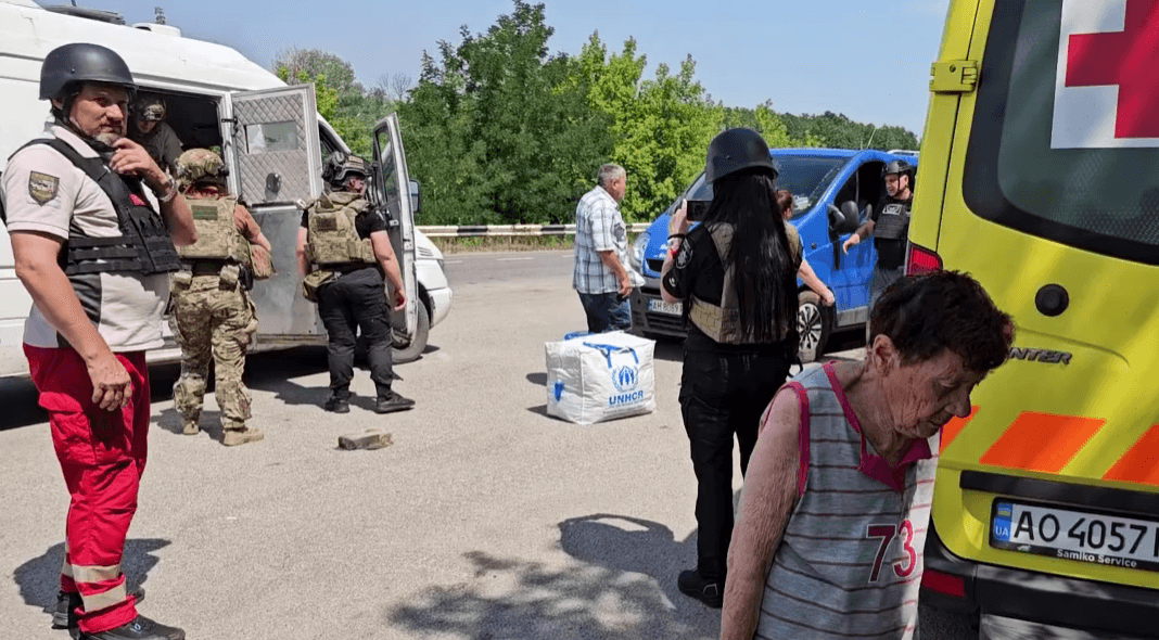 <em>Передача эвакуированных волонтерам. Скриншот из видео полиции Донетчины</em>