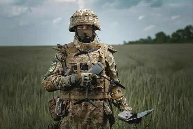<em>фото зі сторінки Генштаба ЗСУ у ФБ. Український військовий з дроном. </em>