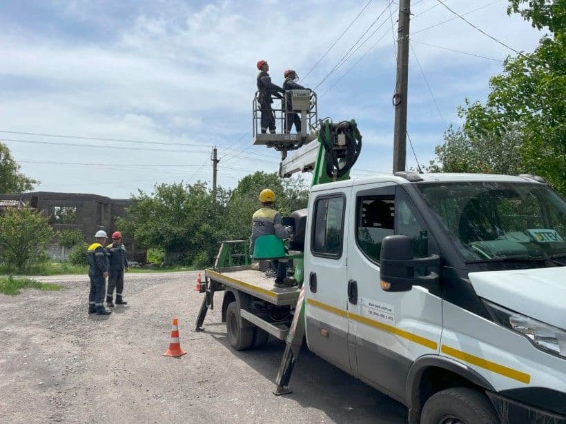 <em>Працюють енергетики ДТЕК Донецькі електромережі. Фото: Telegram/Донецька ОДА</em>