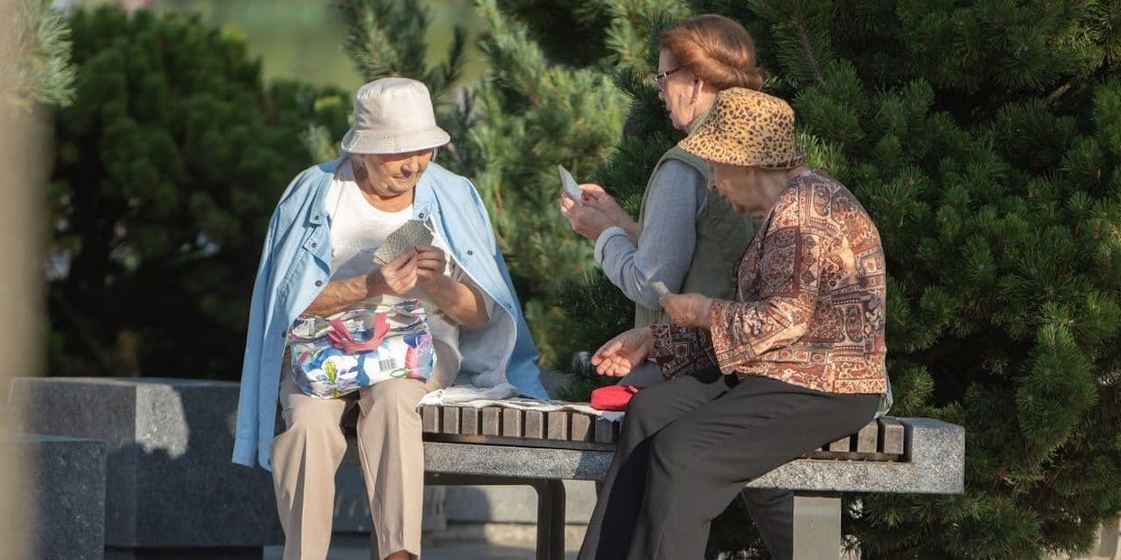 <em>Пенсіонерки грають у карти. Фото: Pexels</em>