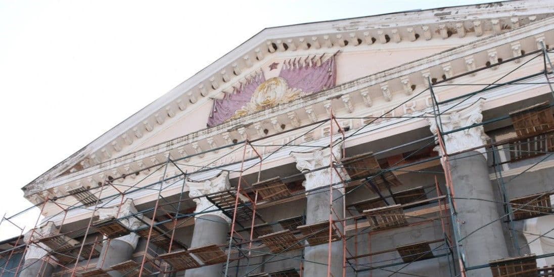 <em>Палац культури в окупованому Лутугиному. Фото з відкритих джерел</em>