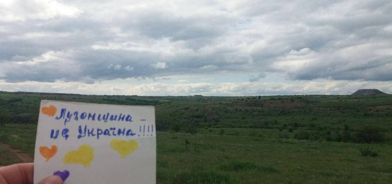 <em>У містах окупованої Луганщини знову з'явилися символи спротиву. Фото: Жовта Стрічка</em>