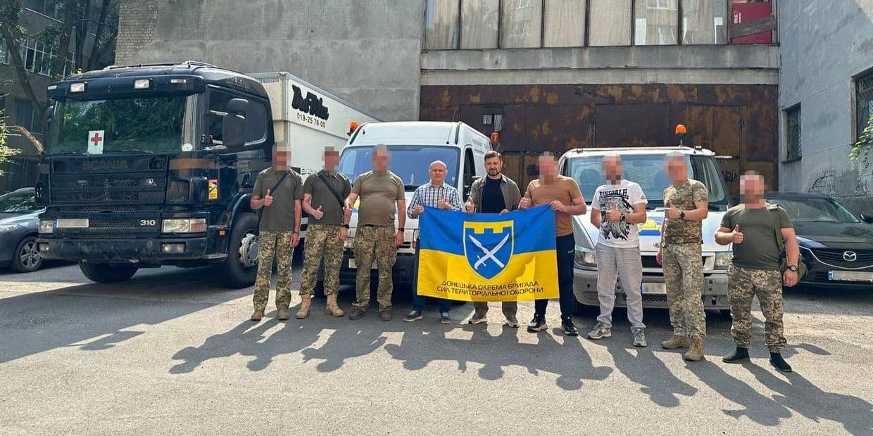 <em>3 автівки передали для військових 109-ї окремої бригади ТрО, які боронять Донецьку область. Фото: Telegram/Вадим Бойченко</em>