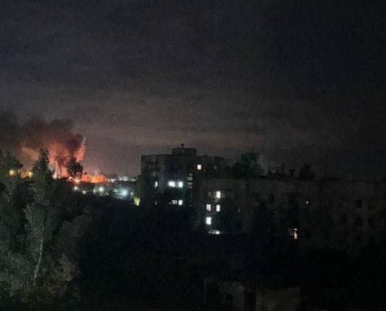 <em>Пожежа в окупованому Єнакієвому після атаки дронів 14 серпня. Фото: Telegram/Східний</em>