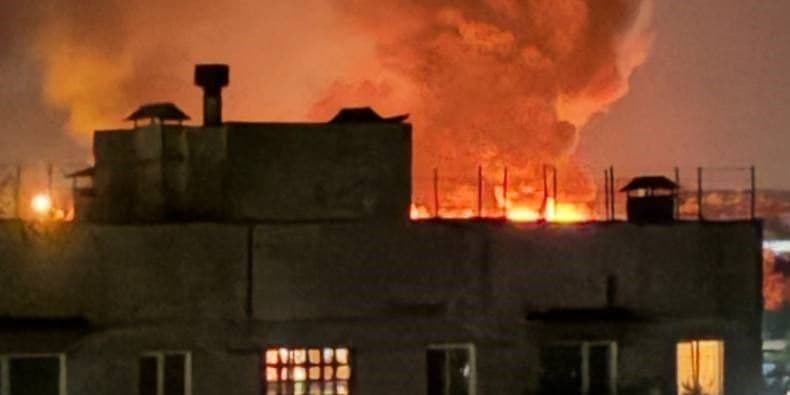 <em>Пожежа в окупованому Єнакієвому після атаки дронів 14 серпня. Фото: Telegram/Східний</em>