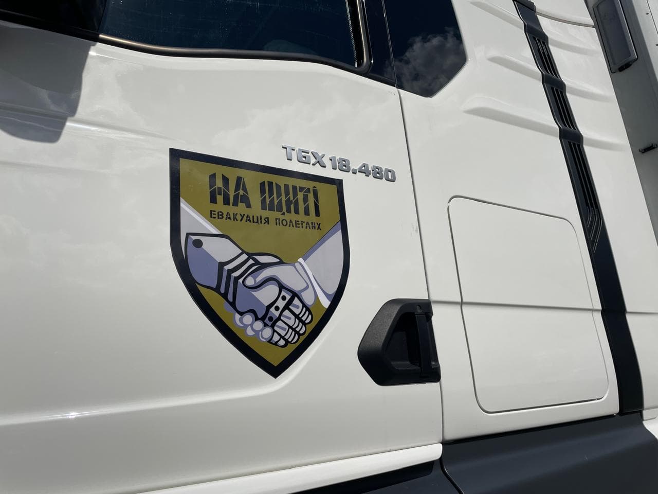 <em>Евакуація полеглих "На щиті". Фото: КШППВ</em>