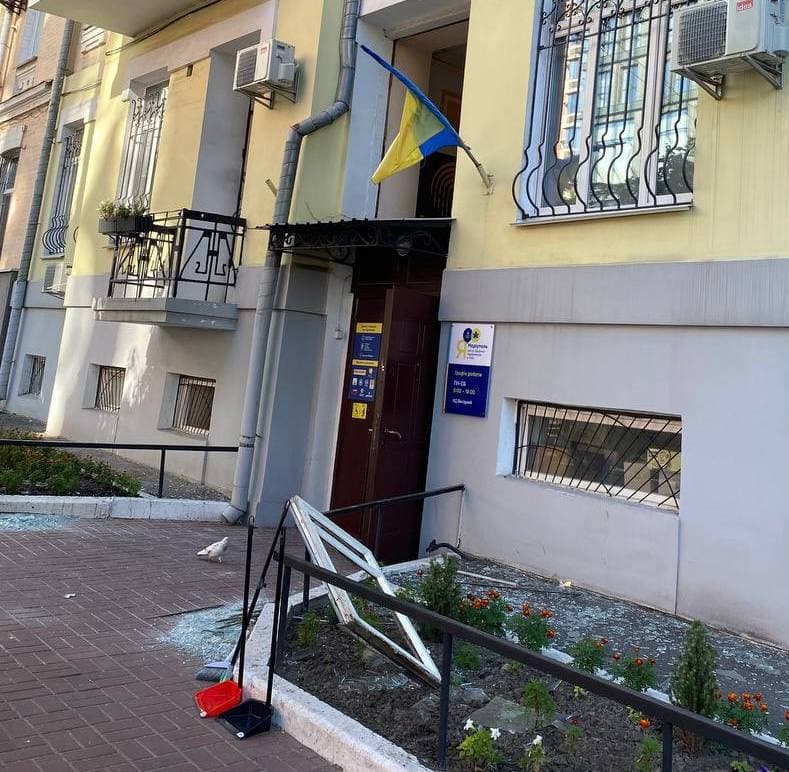 <em>Пошкоджений центр підтримки переселенців "ЯМаріуполь" у Києві, 28 серпня 2025 року. Фото: Маріупольська міська рада</em>