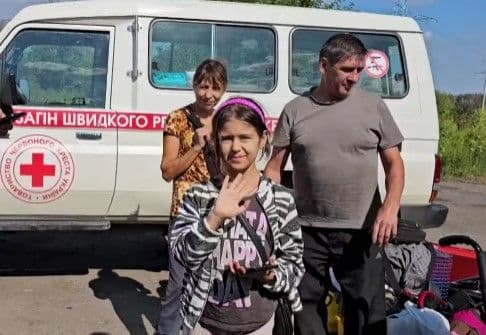 <em>Евакуація з селища Ярова. Скриншот з відео поліції Донеччини</em>