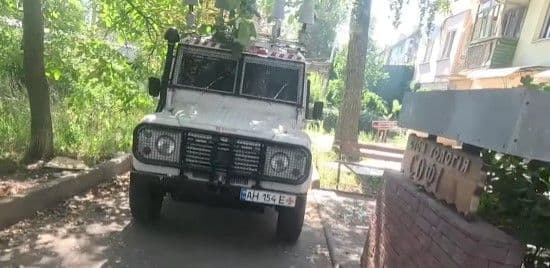 <em>Евакуація з Костянтинівки у броньовику. Скриншот з відео ДСНС Донеччини</em>