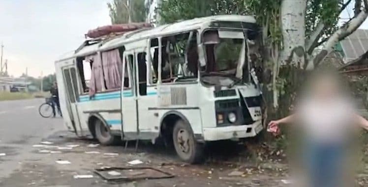 <em>Наслідки російського дронового удару по автобусу в Костянтинівці 2 вересня 2025 року. Скриншот з відео поліції Донеччини</em>