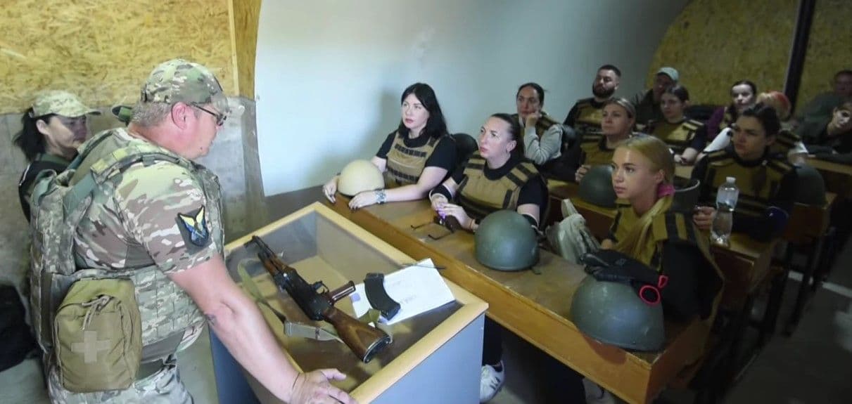 <em>Слухачі курсу бойової підготовки на базі Центру підготовки громадян до національного спротиву Дніпропетровщини. Скриншот з відео Донецької ОДА</em>