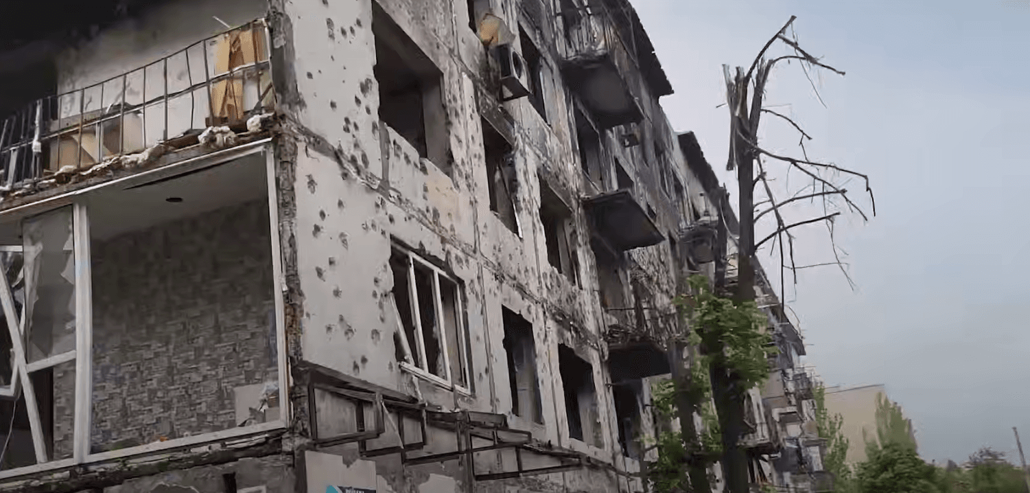 <em>Будинок у м. Добропілля. Скриншот з відео 155 ОМБр</em>