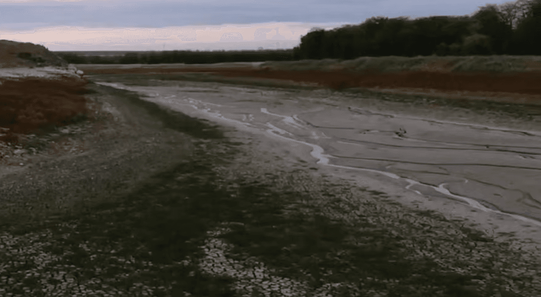 <em>Старокримське водосховище під час російської окупації, вересень 2025 року. Скриншот з відео Центру вивчення окупації</em>