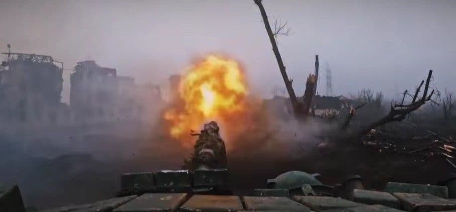 <em>Танковий бій у Часовому Яру. Скриншот з відео 24 ОМБр</em>