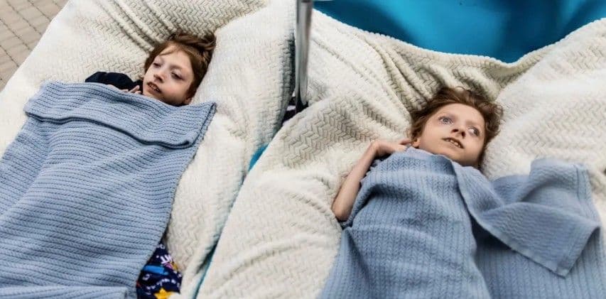 <em>Двоє 13-річних братів, прикуті до ліжка через важке генетичне захворювання. Фото: Місто Добра</em>