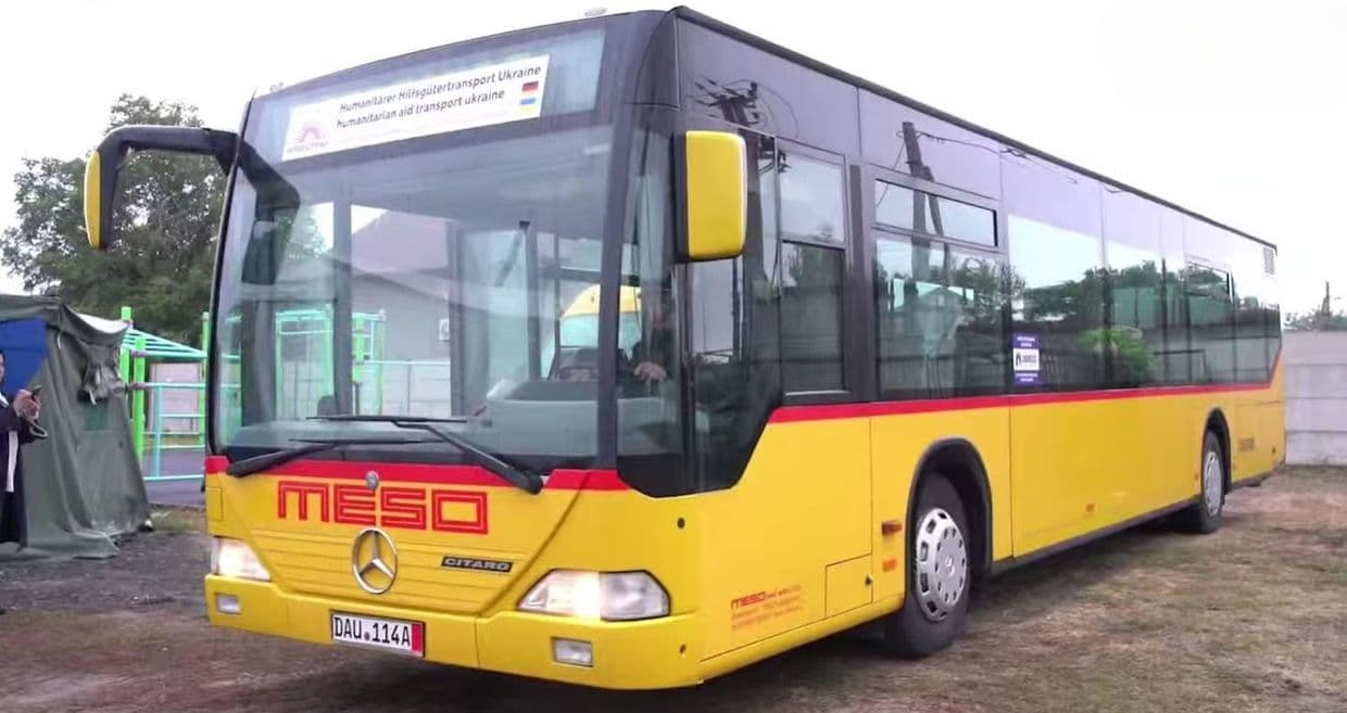 <em>Автобус Mercedes-Benz, переданий Libereco – Partnership for Human Rights спільно з Благодійним фондом "Янголи Спасіння" для евакуації жителів Донеччини. Скриншот з відео Донецької ОДА</em>