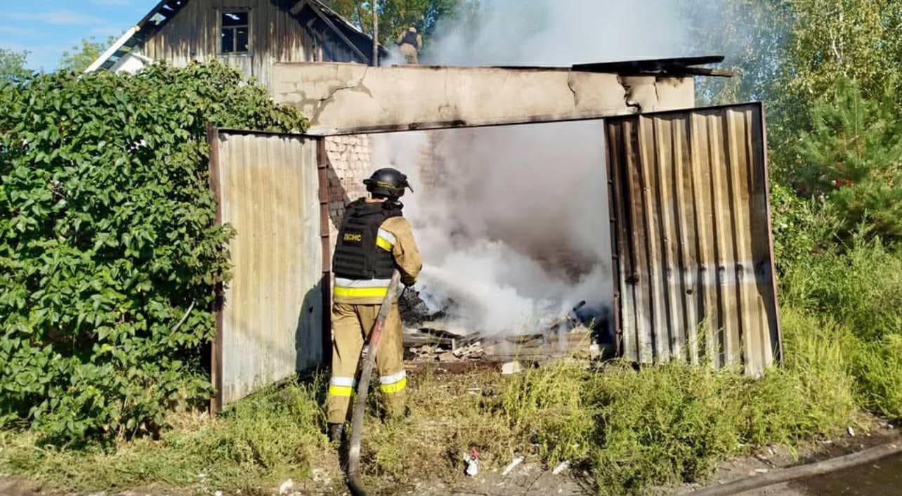 <em>Внаслідок ворожих обстрілів у населених пунктах на Донеччині виникли пожежі. Фото: ДСНС</em>