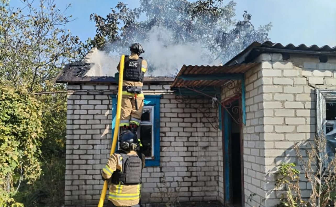 <em>На Донеччині рятувальники ліквідували дві пожежі, спричинені ро... <em>На Донеччині рятувальники ліквідували дві пожежі, спричинені російськими атаками. Фото: ДСНС</em>