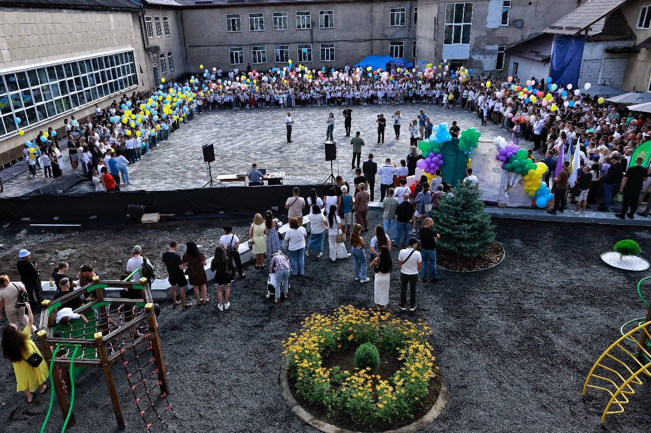 <em>Понад 500 школярів з Донеччини відновили навчання офлайн. Фото:... <em>Понад 500 школярів з Донеччини відновили навчання офлайн. Фото: Донецької ОВА</em>