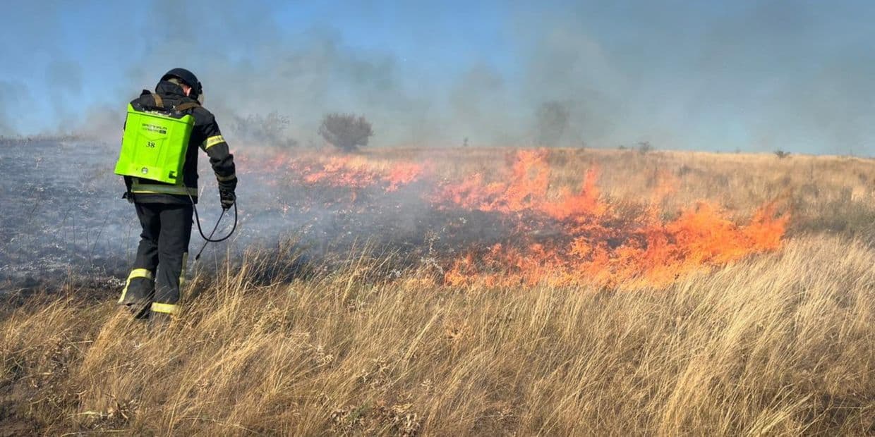 Огонь уничтожил на Краматорщине еще более 13 гектаров сухой растительности (фото)