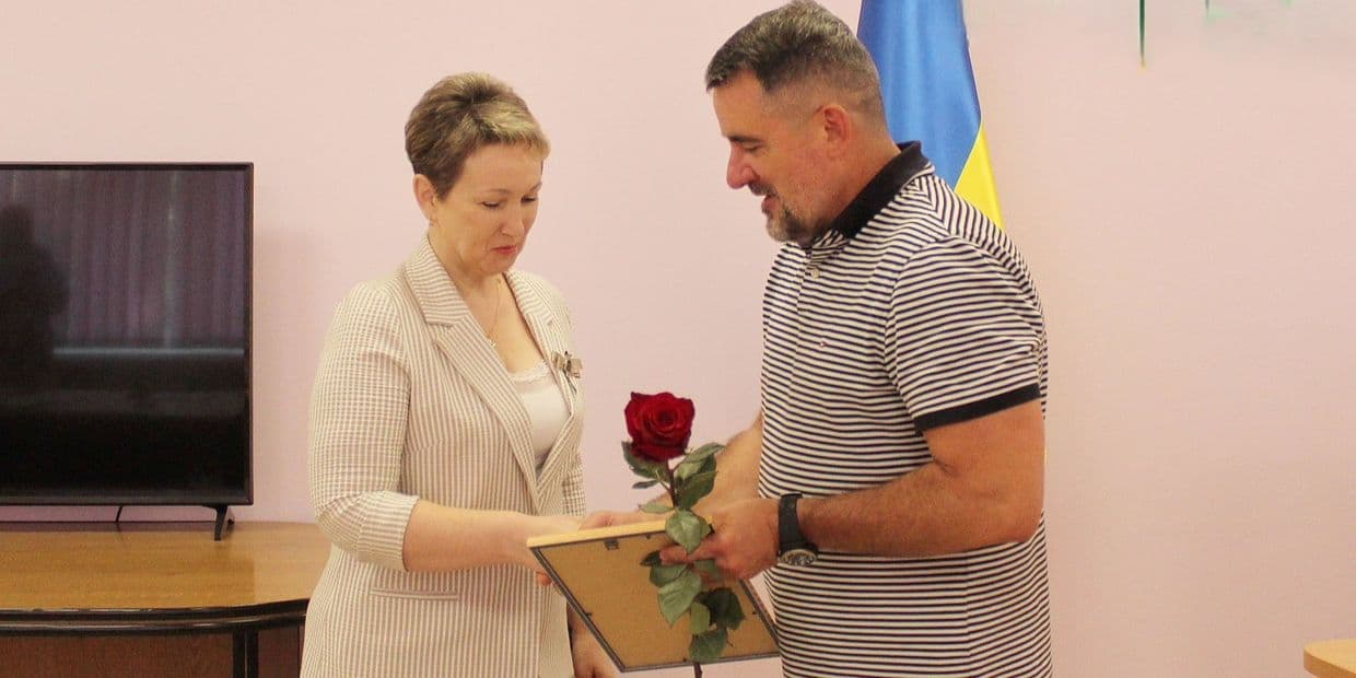 <em>Вадим Лях вручив Почесну грамоту Міністерства освіти і науки України вчителю біології Словʼянського педагогічного ліцею Наталії Горбань. Фото: Слов'янська МВА</em>