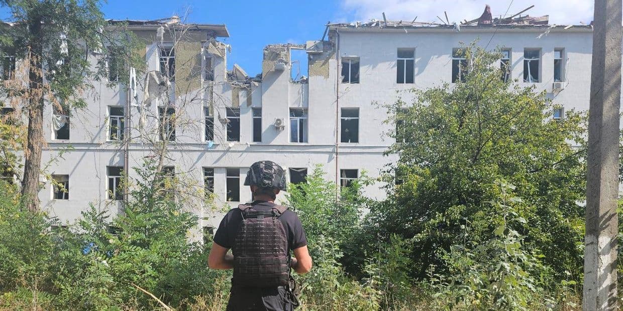 <em>Наслідки російських авіаударів по лікарні в Костянтинівці 4 вересня 2025 року. Фото: Facebook/Вадим Філашкін</em>