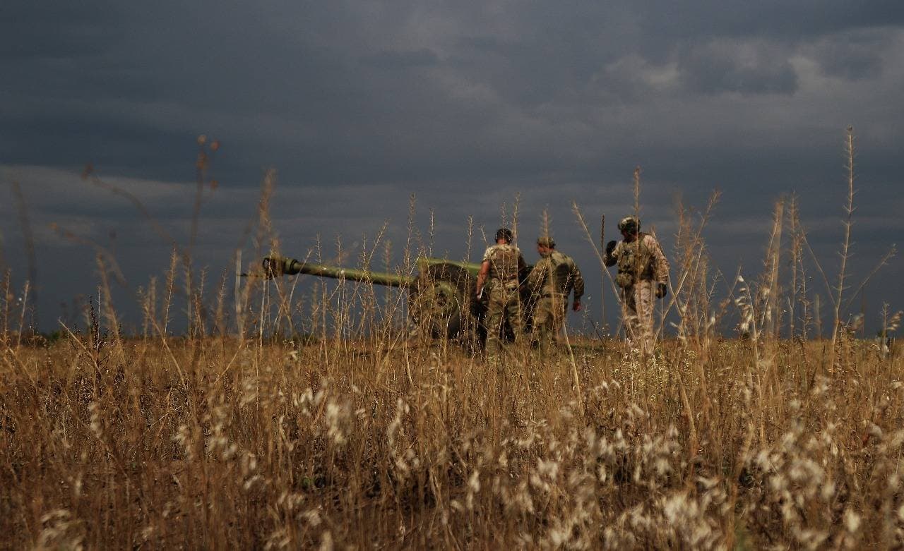 <em>Українські захисники та гармата. Фото комунікаційного підрозділу оперативного командування "Південь"</em>