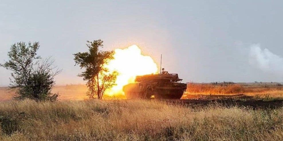 <em>Стріляє український танк. Фото комунікаційного підрозділу ОК "Південь"</em>