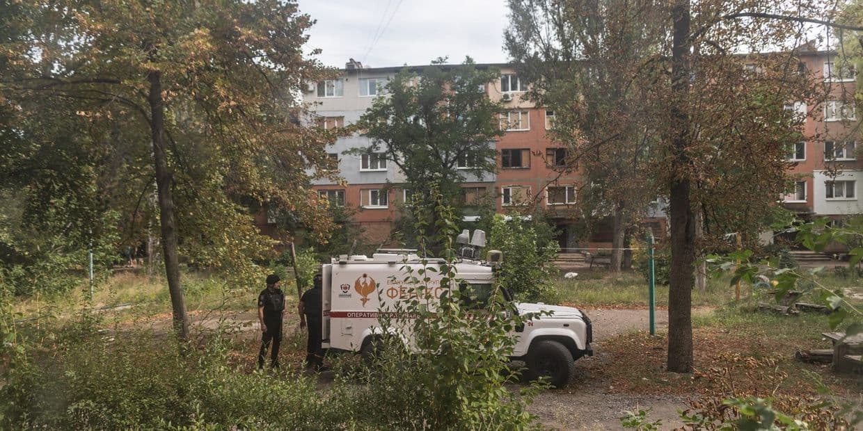 <em>Рятувальники евакуаційної групи "ФЕНІКС" проводять евакуацію з Костянтинівки, вересень 2025 року. Фото: Diego Herrera / Anadolu Agency</em>