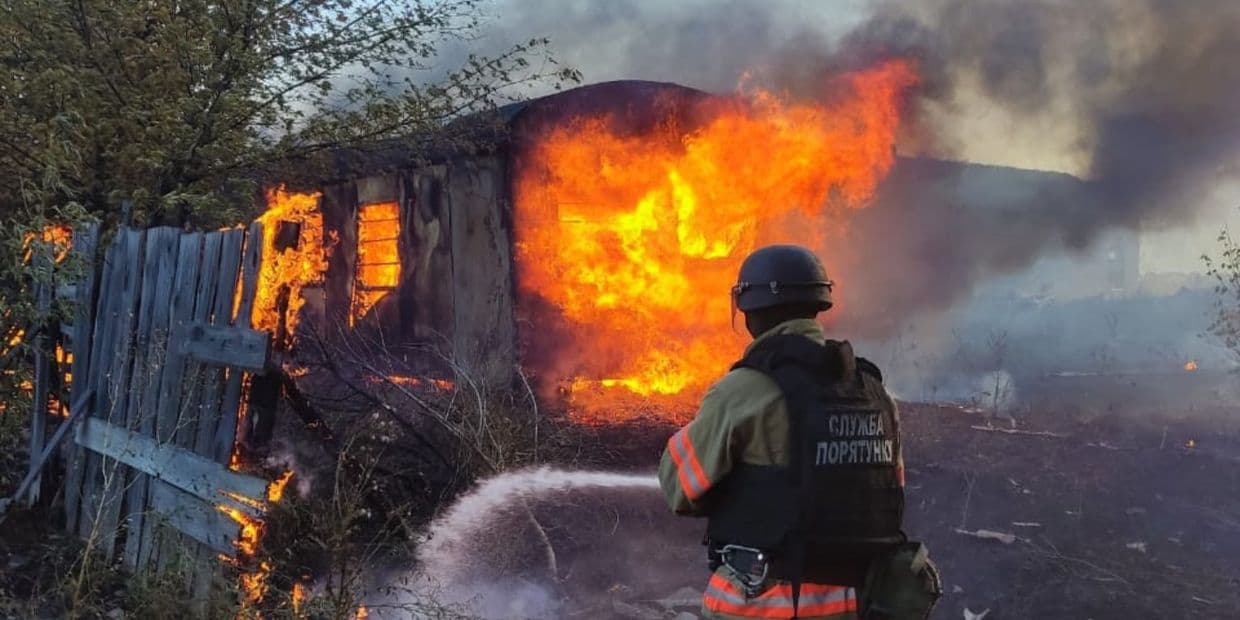 <em>Ліквідація наслідків російського удару по Добропіллю 11 вересня 2025 року. Фото: ДСНС Донеччини</em>