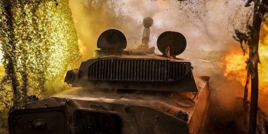 <em>Стріляє САУ. Фото: 24 ОМБр</em>