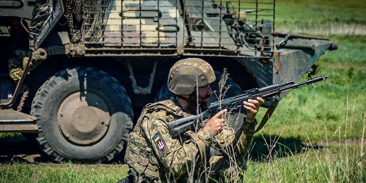 <em>Украинский защитник и БТР. Фото: 95 ОДШБр</em>