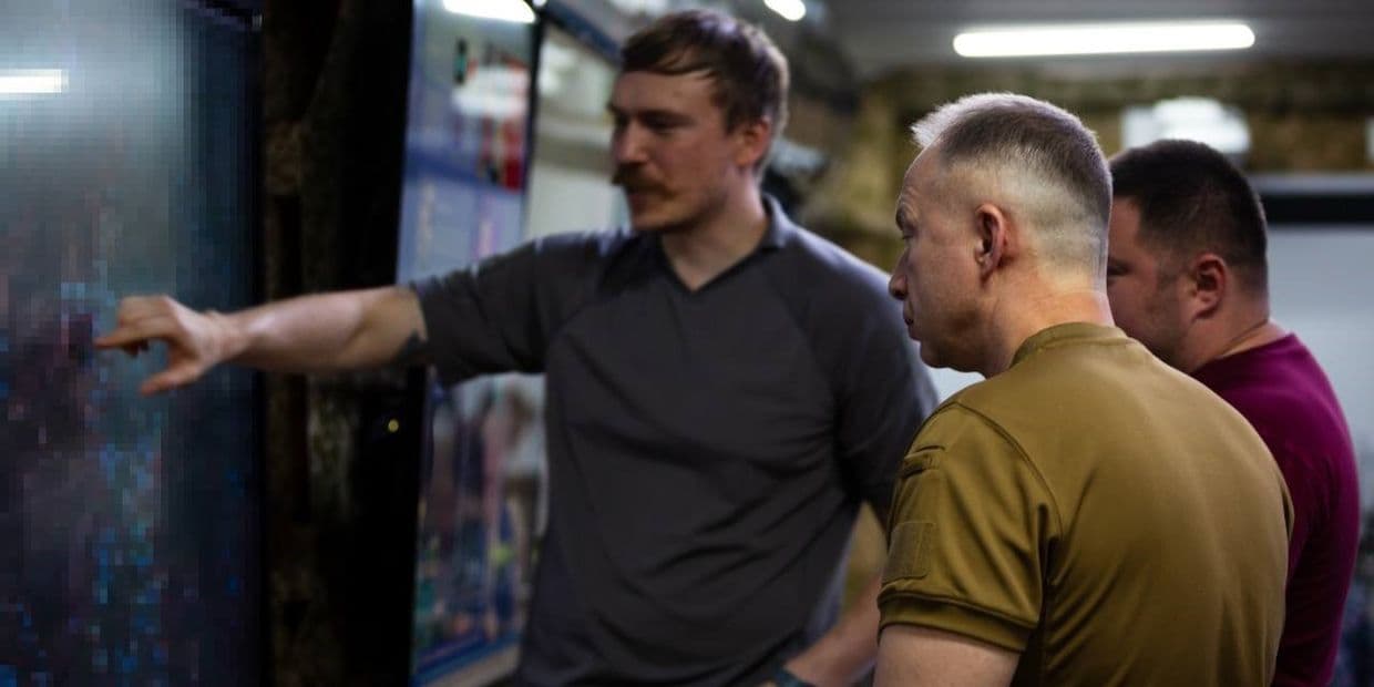 <em>На командному пункті одного з армійських корпусів у Донецькій області. Фото: Facebook/Олександр Сирський</em>