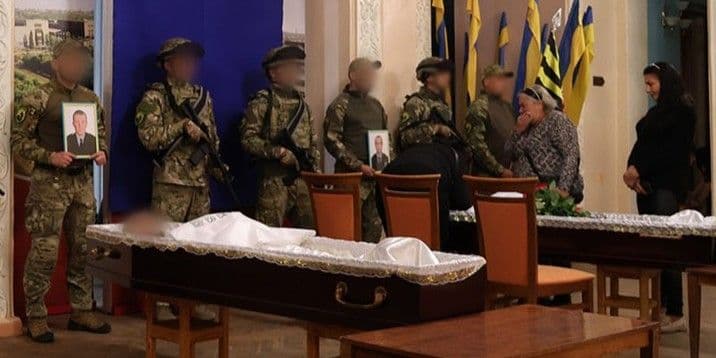 <em>Прощання із загиблими на війні поліціянтами Андрієм Рибальченком і Русланом Гриценком. Фото: НПУ</em>