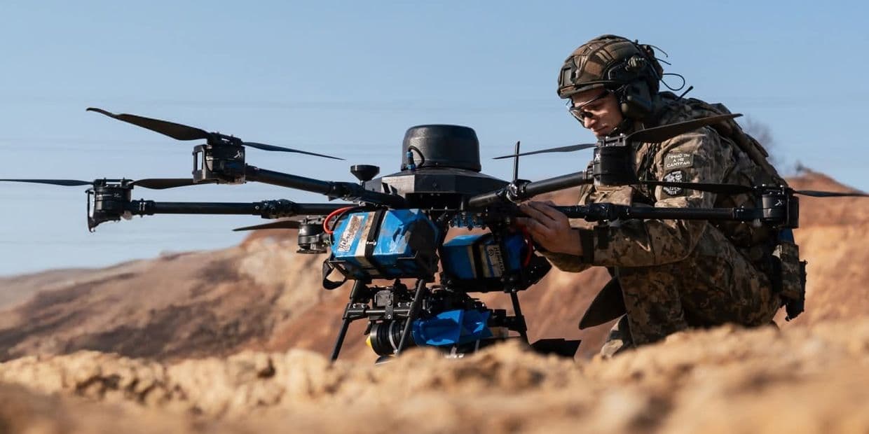 <em>Український захисник і дрон-бомбер. Фото: 429-й окремий полк безпілотних систем "АХІЛЛЕС"</em>