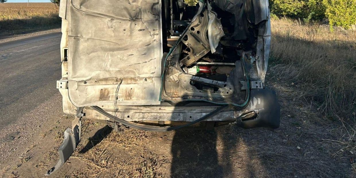 <em>Наслідки російської дронової атаки по мікроавтобусу у Краматорській громаді 22 вересня 2025 року. Фото: Facebook/Олександр Гончаренко</em>