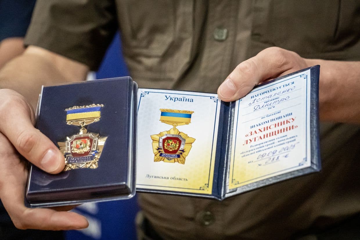 <em>Знак пошани "Захиснику Луганщини". Фото: Луганська ОДА</em>
