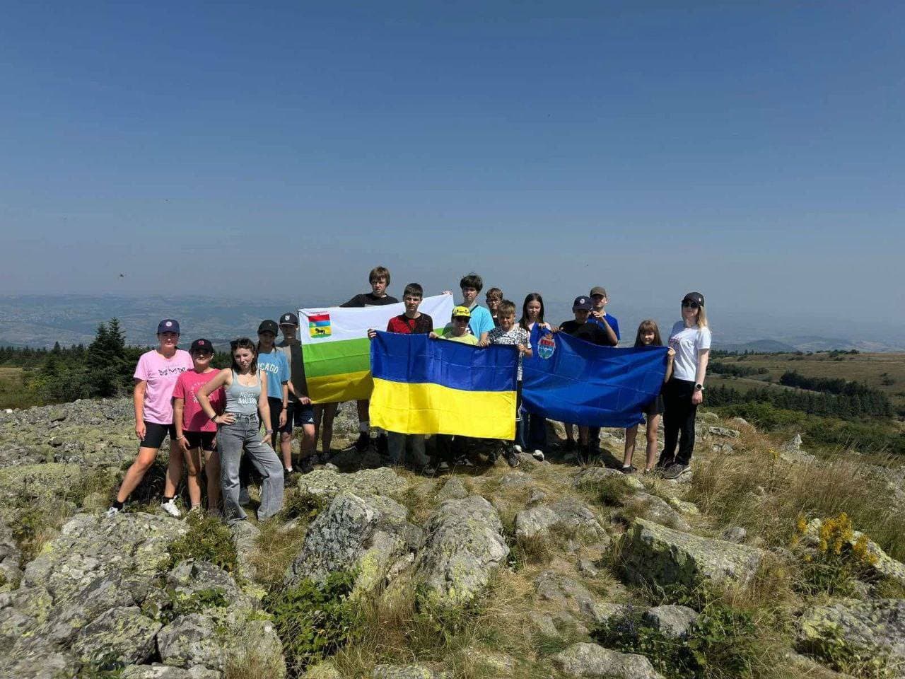 <em>Діти Старобільської громади на відпочинку, літо 2025 року. Фото: Facebook/Олексій Харченко</em>