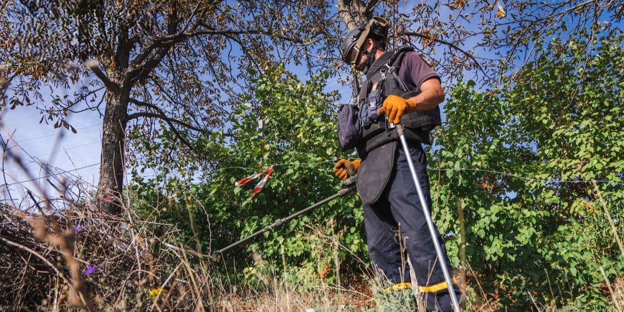 <em>Працює сапер Служби порятунку. Фото: ДСНС Донеччини</em>