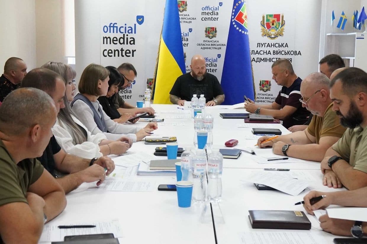 <em>Засідання Ради оборони Луганщини 26 вересня 2025 року. Фото: Facebook/Олексій Харченко</em>