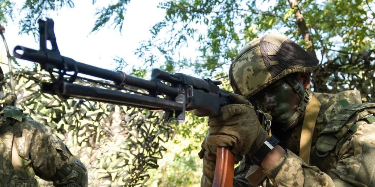 <em>Український захисник з автоматом. Фото: 108 ОБрТрО</em>