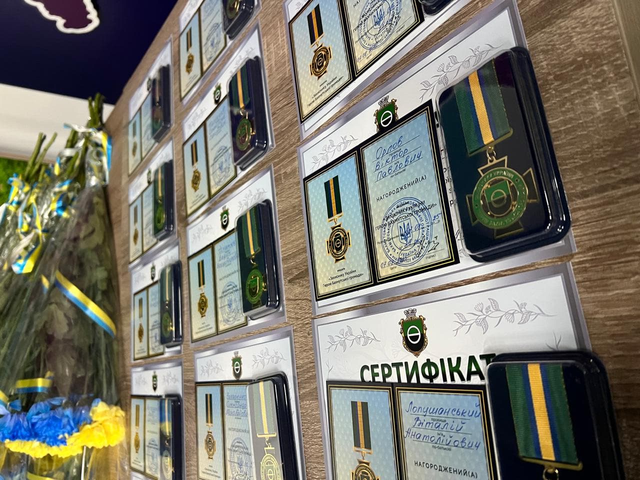 <em>Посмертные знаки отличия "Защитнику Украины – Герою Бахмутской громады" и денежные сертификаты. Фото: Facebook/Донецкая ОГА</em>