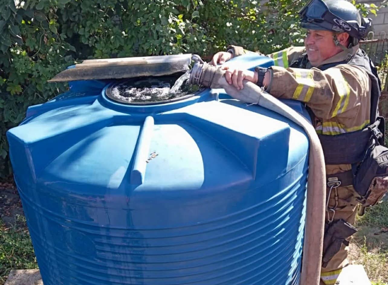 <em>Более 30 тысяч литров воды подвезли спасатели жителям Донецкой области. Фото: ГСЧС</em>