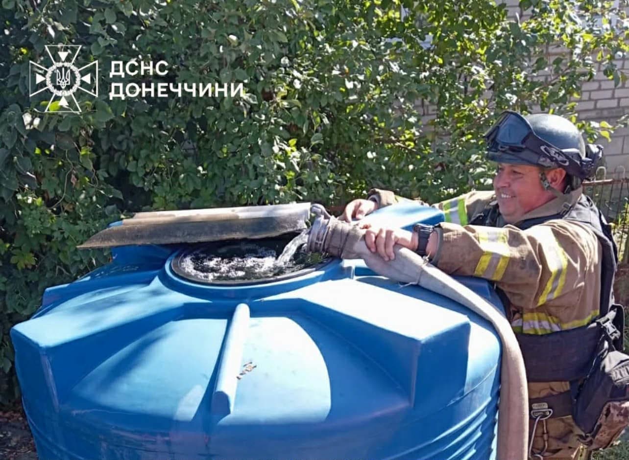 <em>Понад 30 тисяч літрів води підвезли рятувальники мешканцям Донеччини.Фото: ДСНС</em>